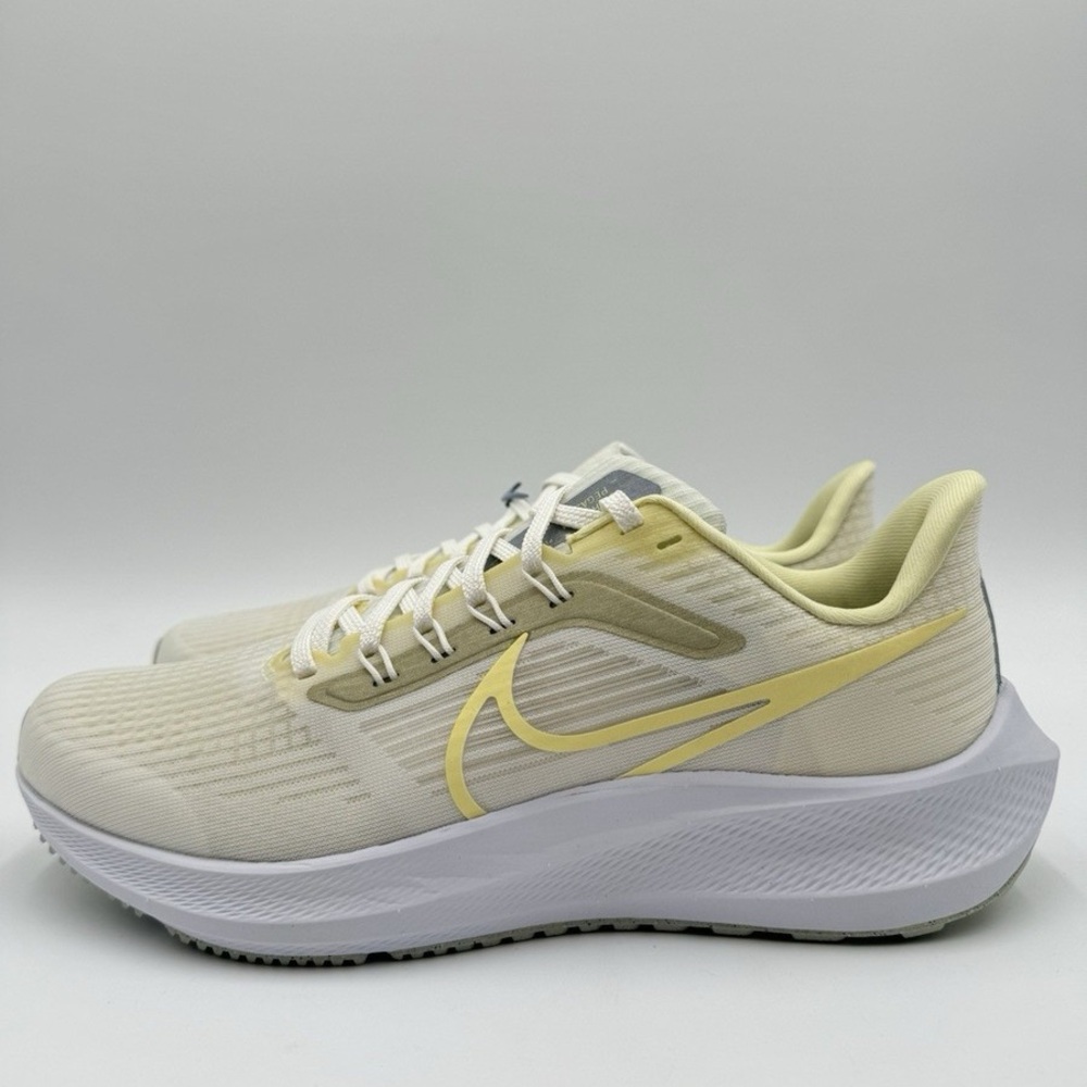 Nike Women’s Butter Yellow Running Shoes size 10